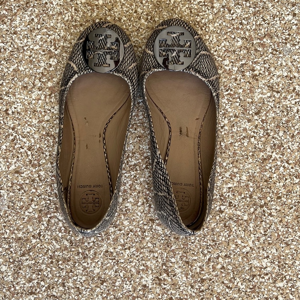 Tory Burch size 9 flats. Snake pattern Grey.